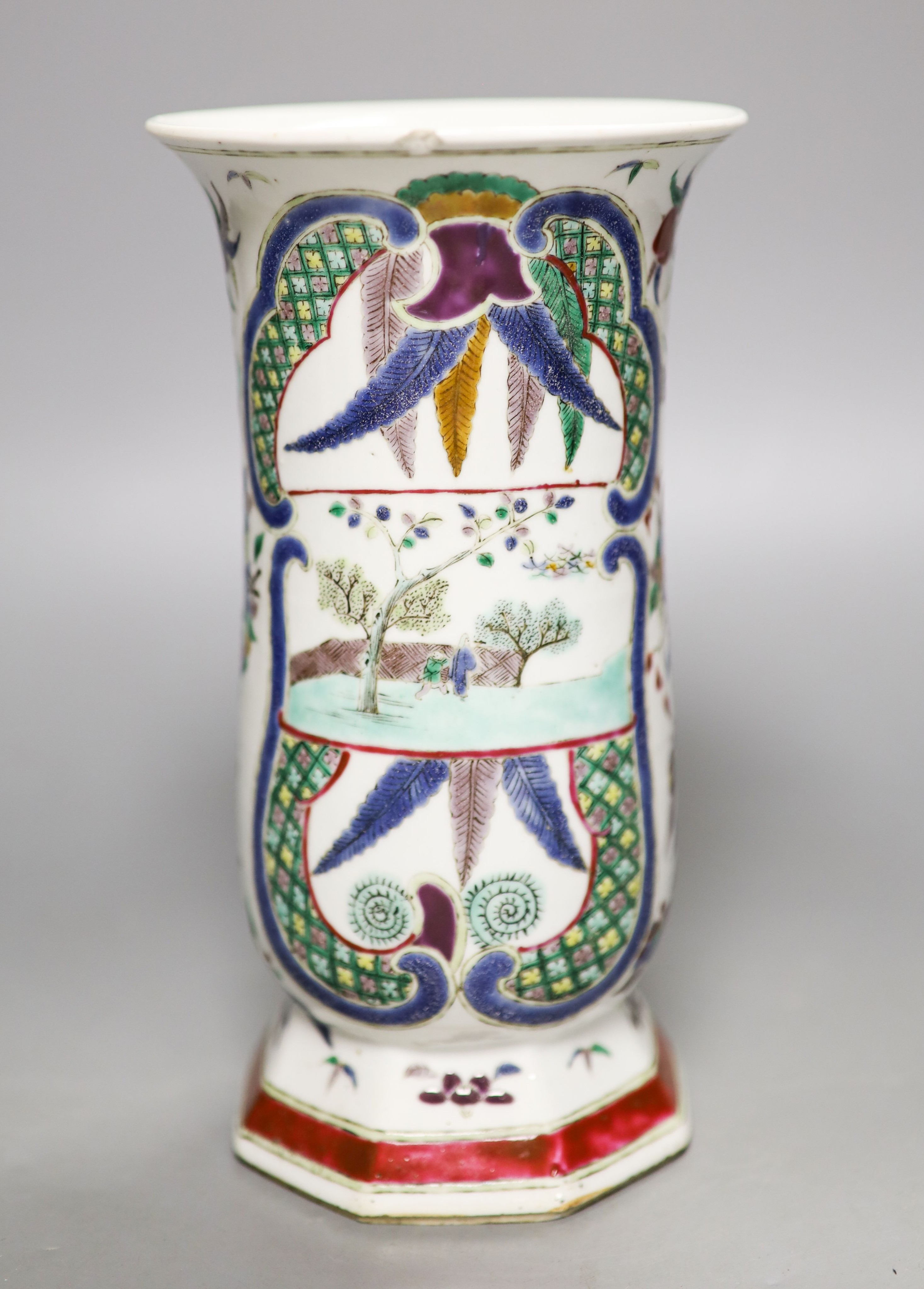 A Chinese famille verte vase, 19th century 20cm